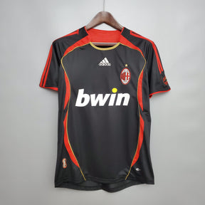 Camisa AC Milan 2006 Retro Preta Olimpíada com detalhes em vermelho e logo Adidas.