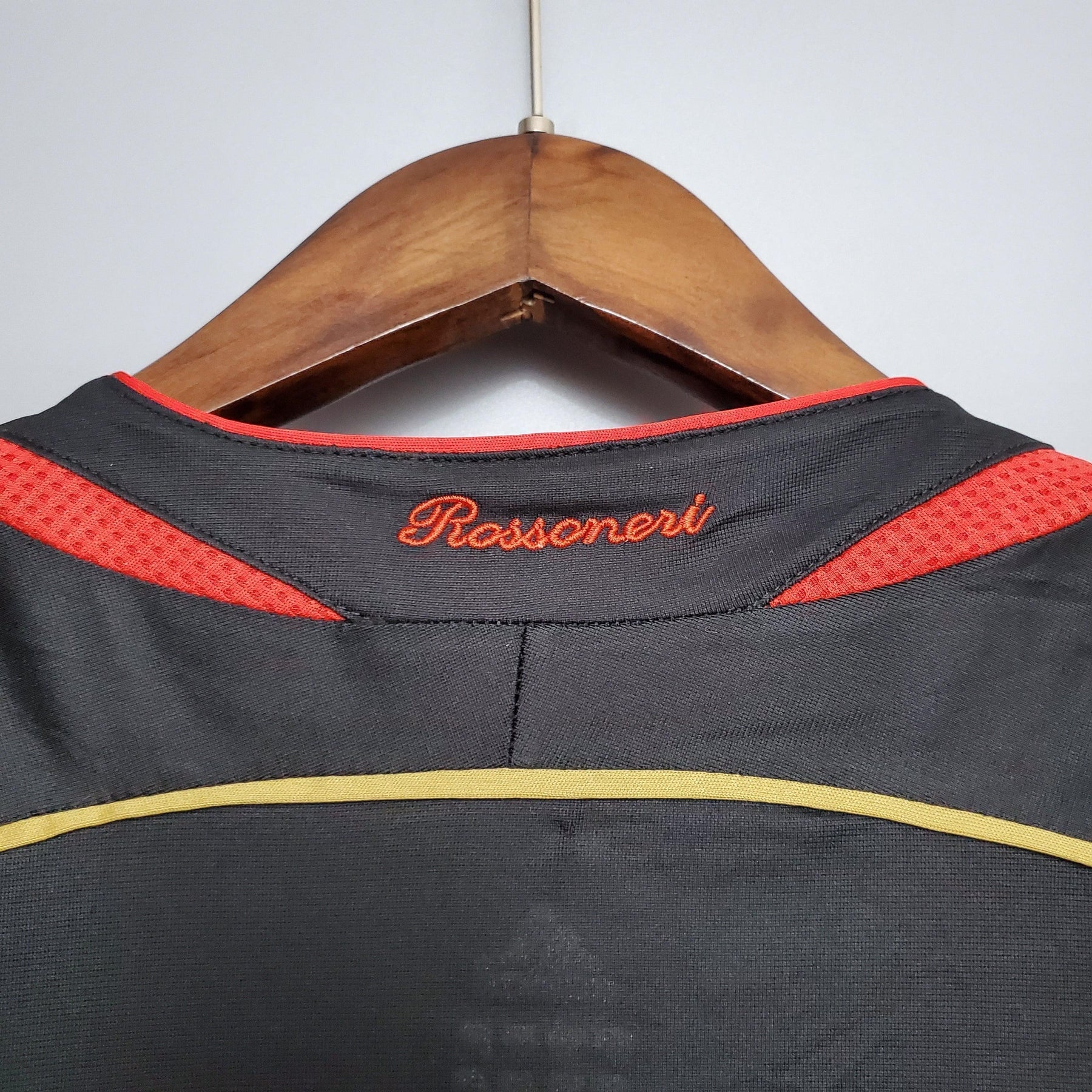 Parte traseira da camisa retro preta da AC Milan com bordado Rossoneri em destaque.