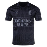 Camisa do AC Milan 2024 com detalhes em preto, patrocinada pela Emirates, do OLYMPIC STORE.