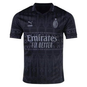 Camisa do AC Milan 2024 com detalhes em preto, patrocinada pela Emirates, do OLYMPIC STORE.