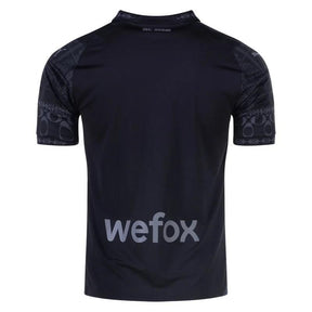 Camiseta esportiva AC Milan 2024 na cor preta, com detalhe em um manga e logo da wefox nas costas.