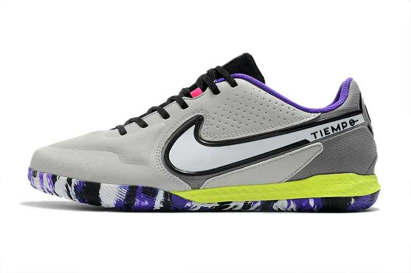Chuteira Futsal Nike Tiempo Legend 9 Elite IC Cinza com detalhes em roxo e amarelo, ideal para jogos em quadra.