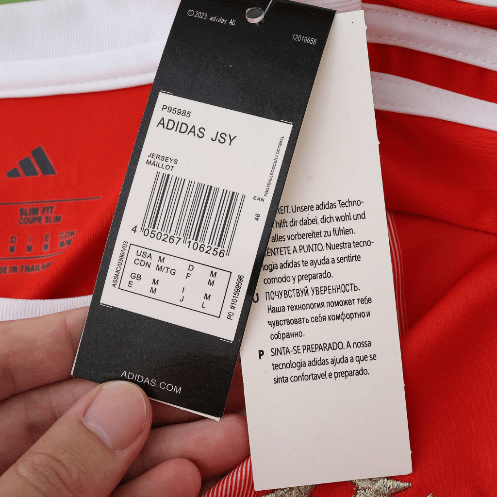 Camisola Bayern Munique Home 2025/26 com etiqueta Adidas mostrando detalhes e tamanhos.