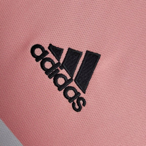 Logotipo da adidas em um tecido rosa, detalhes em preto do material do Juventus Away Jersey 15/16 Retro.