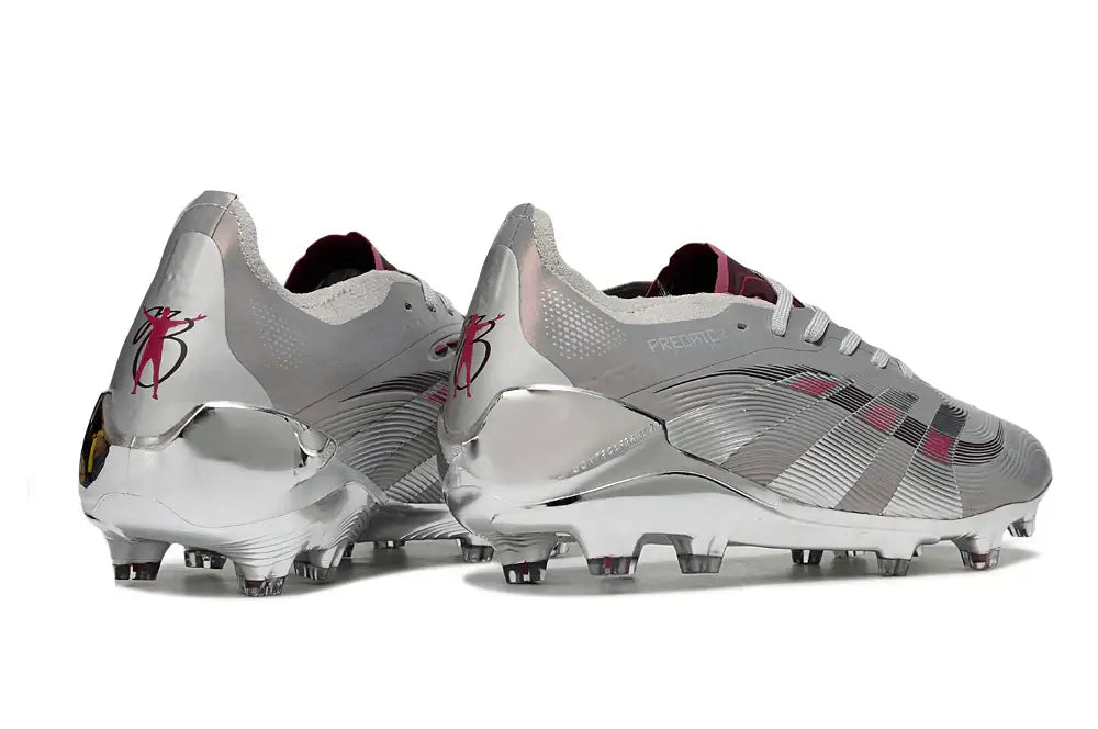 Adidas Predator Elite Bellingham FG - Prata, visual traseiro dos tênis de futebol, digitais em prata com detalhes vermelhos.
