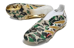 Chuteira Adidas Predator Elite FG LL - Ed. "Bape" com design exclusivo e icônico em camuflagem.