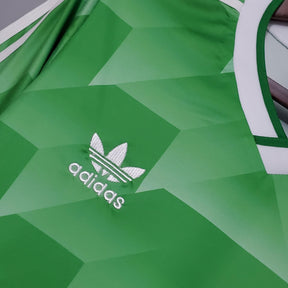 Camisola Alemanha Home 1988 Retro com detalhes em verde e logo Adidas em destaque.