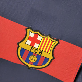 Emblema do Barcelona na camisola da temporada 15/16 da OLYMPIC STORE.