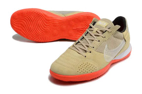 Chuteira Futsal Nike Street Gato IC Bege e Laranja com design moderno e solado laranja vibrante.