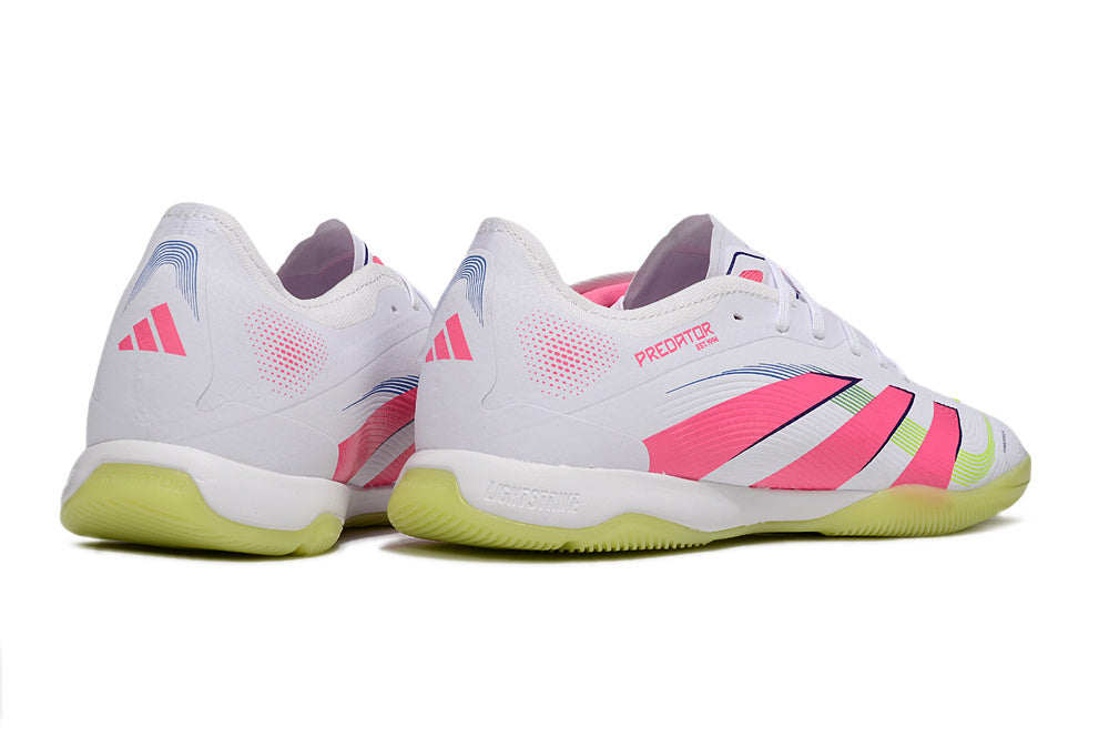 Chuteira Futsal Adidas Predator 24 Elite IC Branca e Rosa, com design moderno e tecnologia de controlo texturizado.