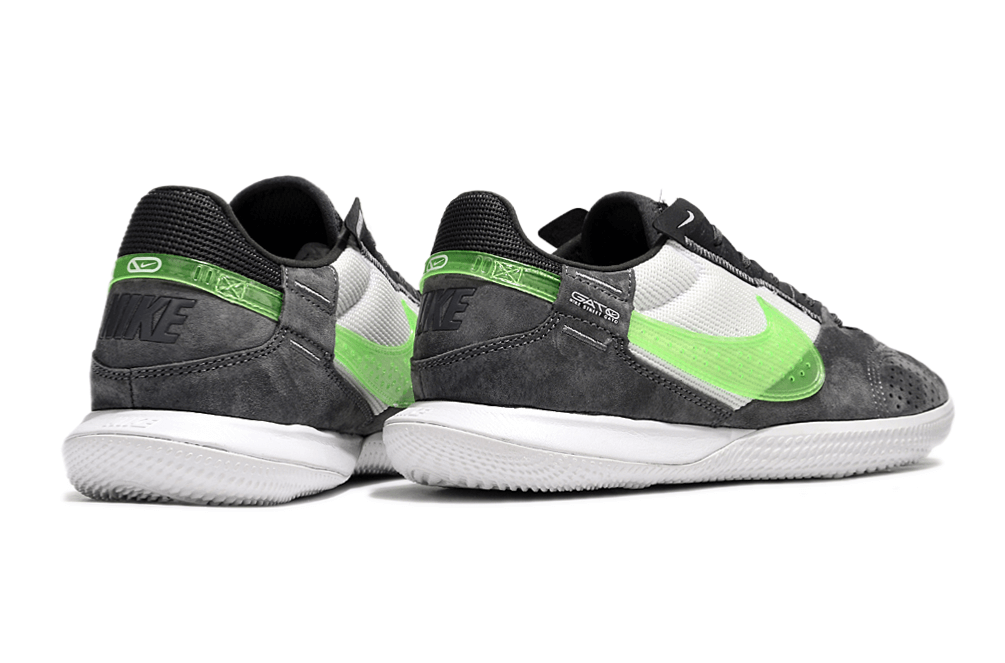 Chuteira Futsal Nike Street Gato IC - Preta, Branca e Verde, vista traseira em ângulo, ideal para performance em quadra.