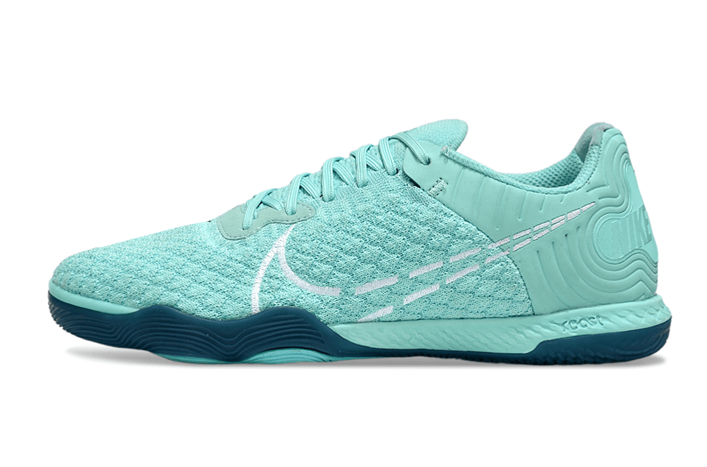 Chuteira Futsal Nike React Gato IC - Azul Oceano em azul claro com design inovador para desempenho em quadras internas.