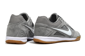 Chuteira Futsal Supreme X Nike SB Gato IC Cinza traseira em cinza com detalhes brancos e sola em borracha.