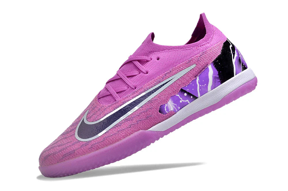 Chuteira Futsal Nike Gripknit Phantom GX Elite IC na cor rosa, ideal para desempenho em jogos de futsal.