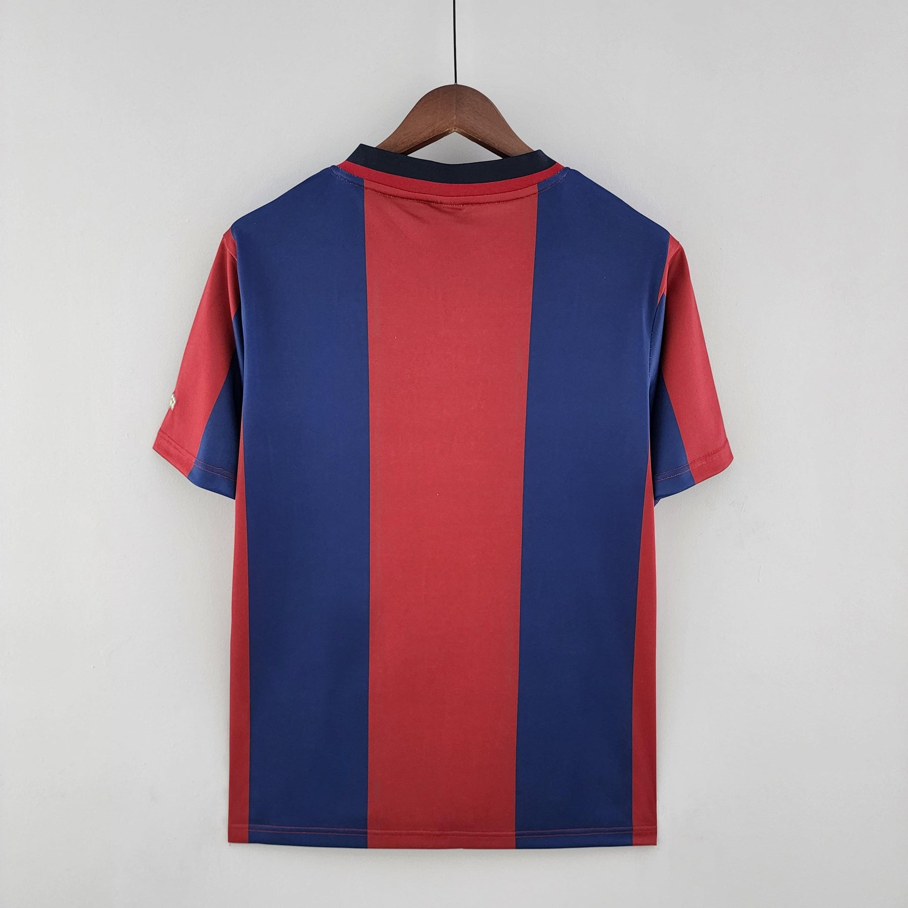 Camisola Barcelona Home 98/99 vista traseira em vermelho e azul, disponível na OLYMPIC STORE.