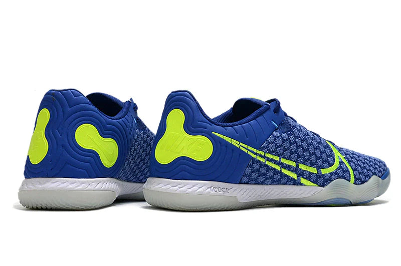 Chuteira Futsal Nike React Gato IC Azul e Amarela com design moderno e solado para superior aderência em quadra.