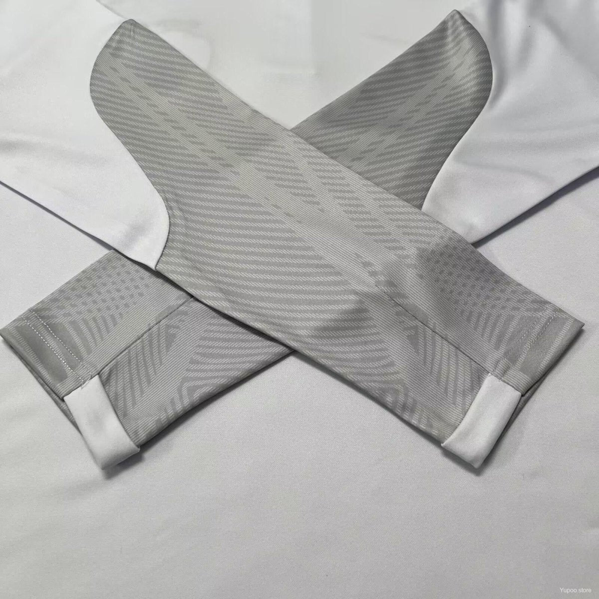 Fato de treino Sporting 24/25 com design moderno e elegante, destacando as mangas em estilo exclusivo.