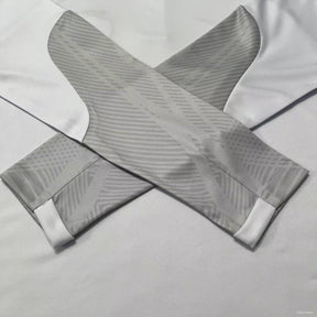 Fato de treino Sporting 24/25 com design moderno e elegante, destacando as mangas em estilo exclusivo.