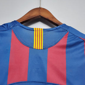 Detalhe da parte de trás da camisa Barcelona Home 2006 UEFA Retro com listras vermelhas e azuis.