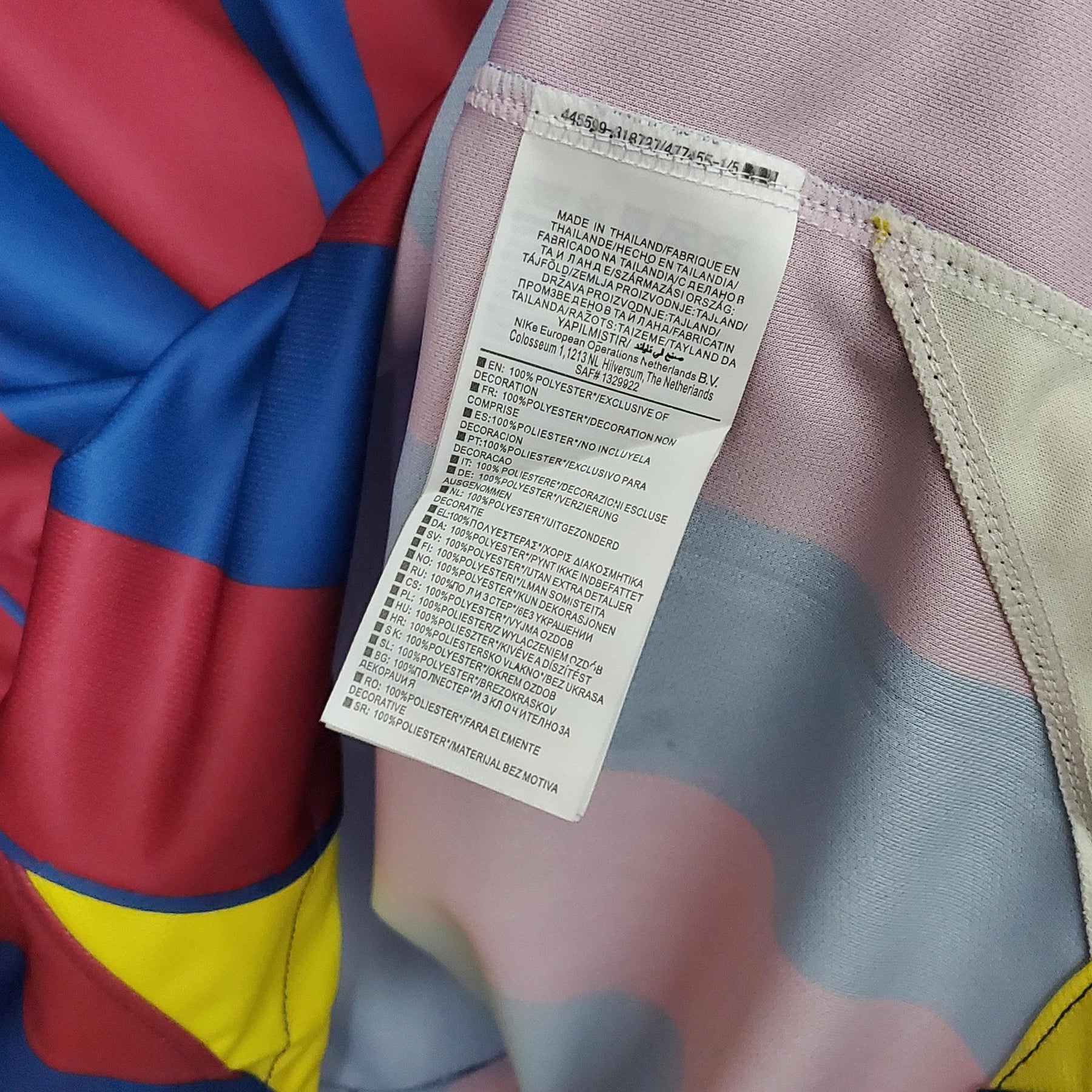 Tag de cuidado do Barcelona Home 2006 Uefa Retro, mostrando detalhes do tecido e instruções de lavagem.