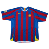 Camisa Barcelona Home 2006 UEFA Retro com listras vermelhas e azuis, logo do clube na frente.