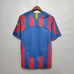 Camiseta Barcelona Home 2006 UEFA Retro, vista das costas com listras vermelhas e azuis.
