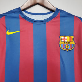 Camisa do Barcelona Home 2006 UEFA Retro com listras azul e grená e o escudo do time.