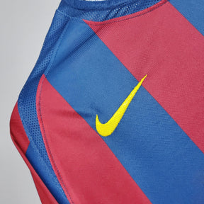 Camisa Barcelona Home 2006 Uefa Retro com detalhes em azul e vermelho e logotipo da Nike.