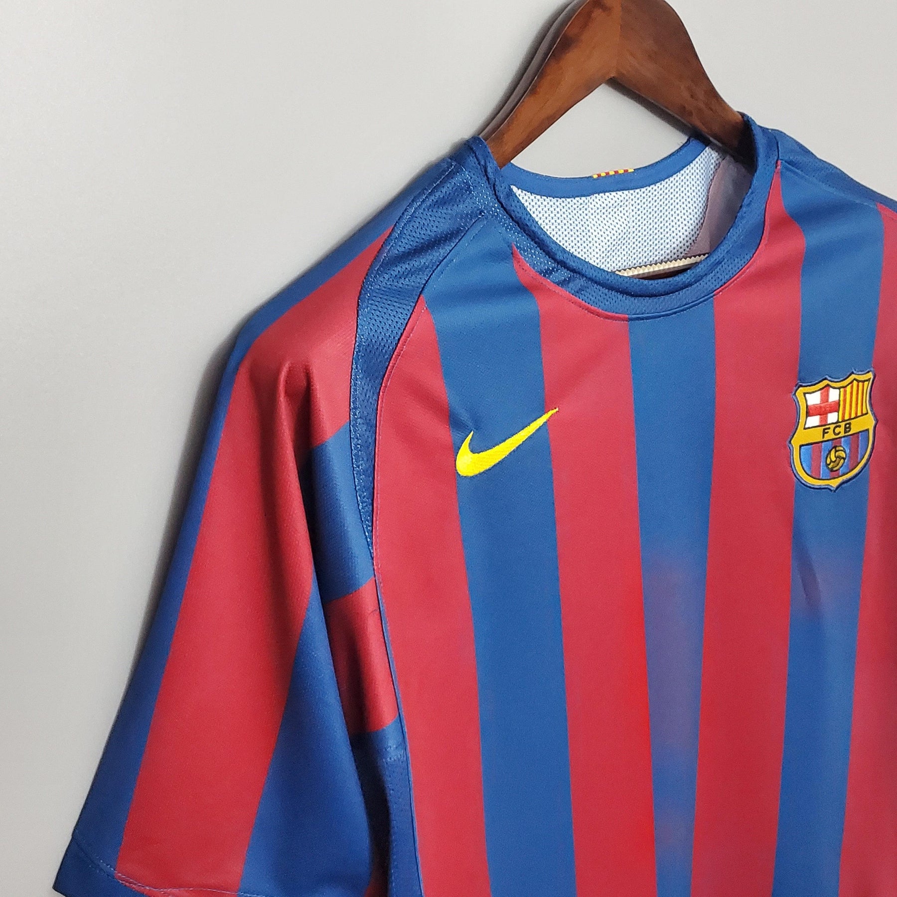 Camisa Barcelona Home 2006 UEFA Retro com listras azul e vermelha e logotipo do clube, ideal para fãs.