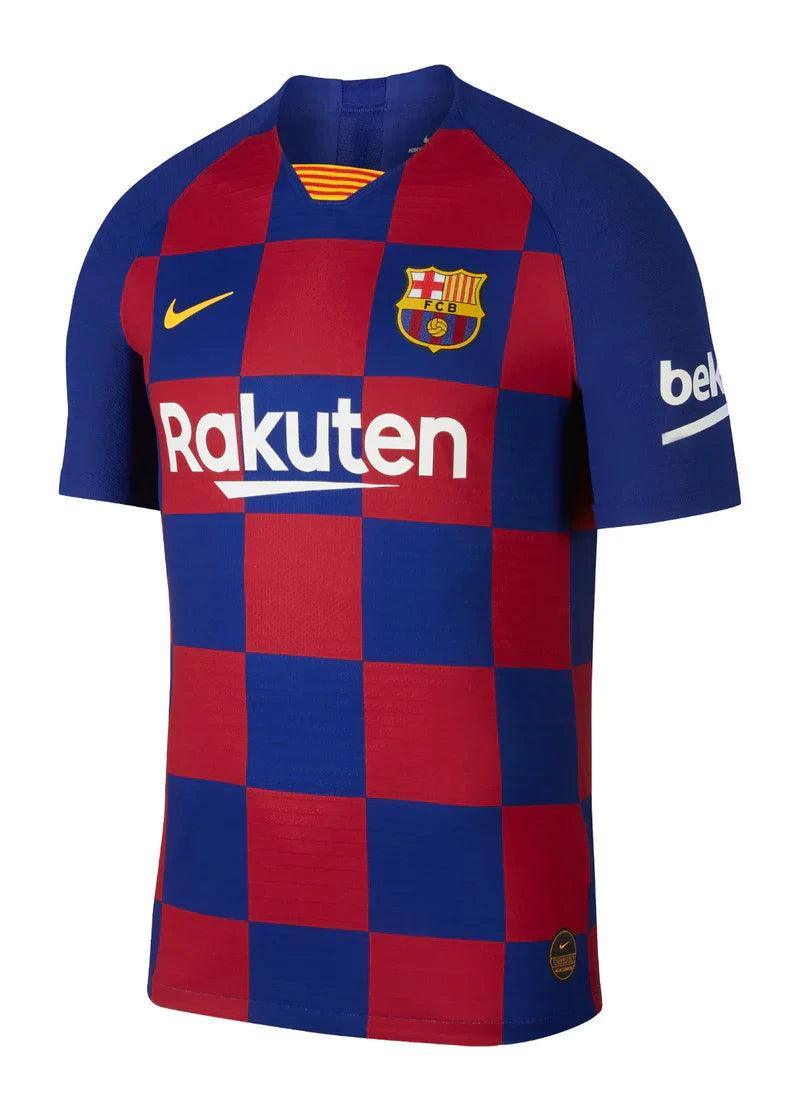 A Barcelona Home Retro 2019/2020 OLYMPIC STORE destaca-se pela combinação entre nostalgia e qualidade actual.