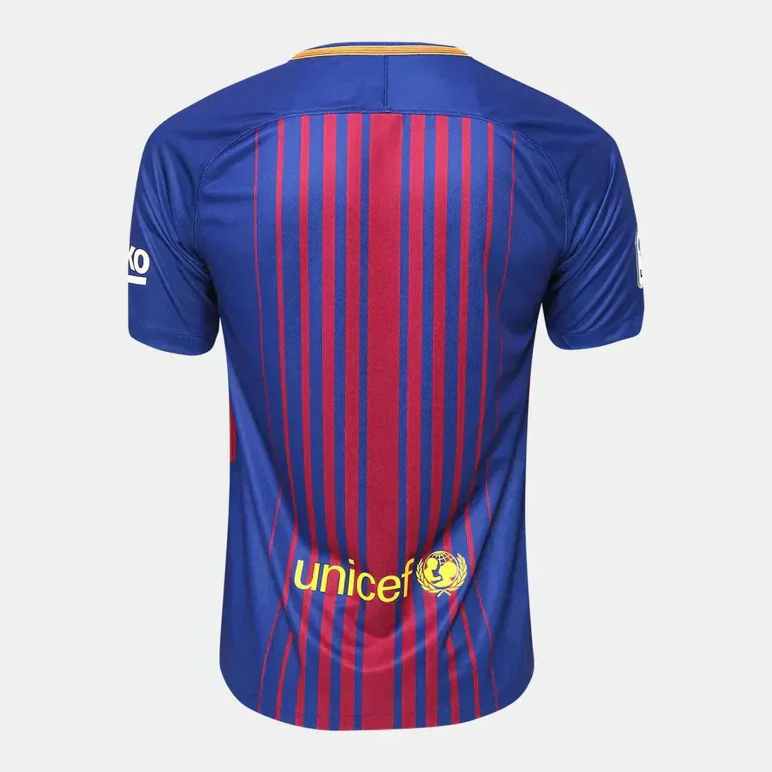 Camisa Barcelona Retro 17/18, com listras e logo da Unicef na parte de trás, ideal para os fãs do futebol.