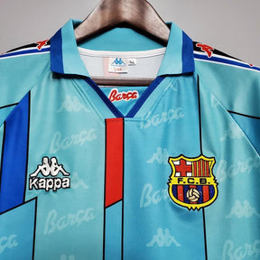 Camisa Barcelona third Retro 96/97, detalhe do logo e design icônico.