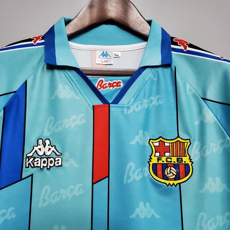Camisa Barcelona third Retro 96/97, detalhe do logo e design icônico.