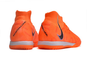 Chuteira Futsal Nike Phantom Luna Elite IC na cor laranja, ideal para controle e conforto no futsal.