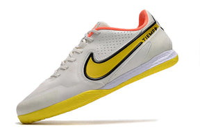 Chuteira Futsal Nike Tiempo Legend 9 Elite IC Branco com detalhes em amarelo e laranja