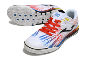 Chuteira Futsal Joma Regate Rebound IC Branca, Azul e Vermelha com detalhes coloridos e sola de borracha.