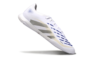 Chuteira Futsal Adidas Predator 24 Elite IC Branca com design aerodinâmico e superfície texturizada para controle na quadra.