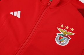 Fato de treino Benfica vermelho com casaco, logo do clube e detalhes em branco.