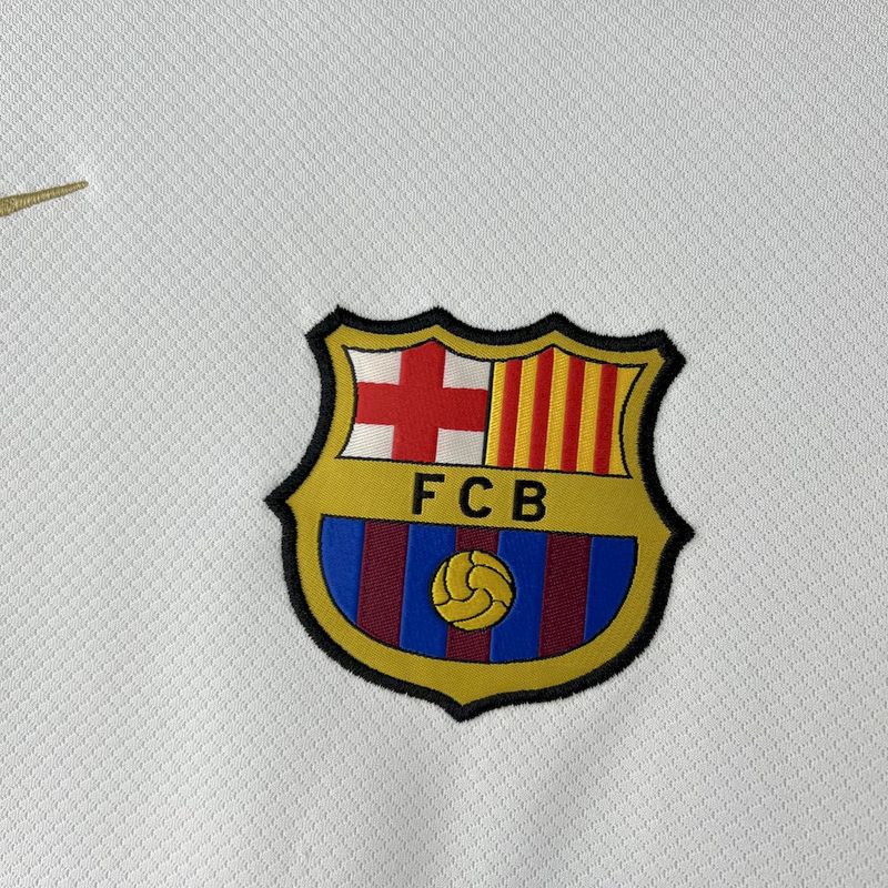 Emblema do FC Barcelona em camisola especial 25/26 com detalhes em azul e vermelho.
