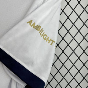 Detalhe da camisola de futebol branca com logo AMBILIGHT, parte da coleção Barcelona edição especial 25/26