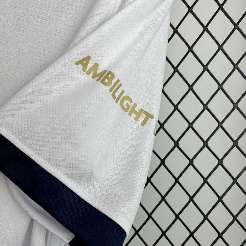 Detalhe da camisola de futebol branca com logo AMBILIGHT, parte da coleção Barcelona edição especial 25/26