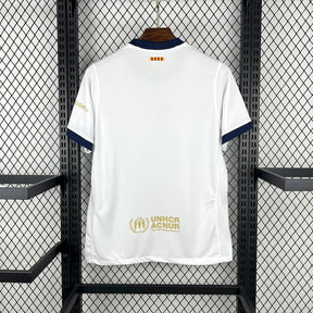 Camisa de futebol branca da edição especial Barcelona 25/26, vista traseira com detalhes em azul.