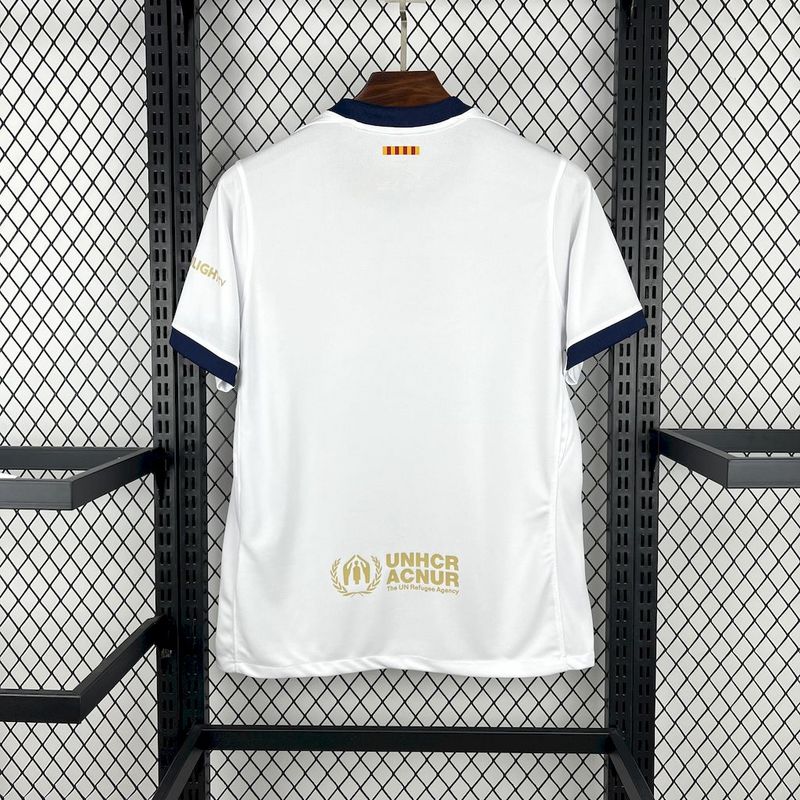Camisa de futebol branca da edição especial Barcelona 25/26, vista traseira com detalhes em azul.