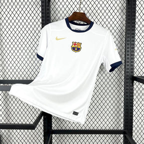 Camisola de futebol Barcelona edição especial 25/26 exposta em cabide na OLYMPIC STORE.