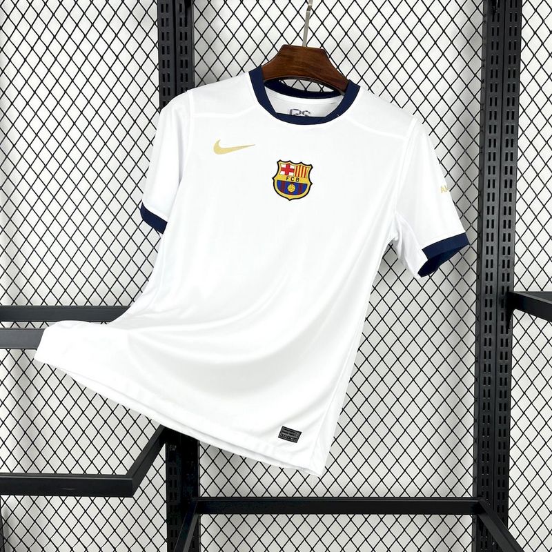 Camisola de futebol Barcelona edição especial 25/26 exposta em cabide na OLYMPIC STORE.