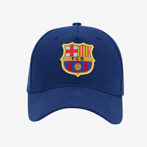 Boné Barcelona azul marinho com escudo do FCB, disponível na Olympic Store.