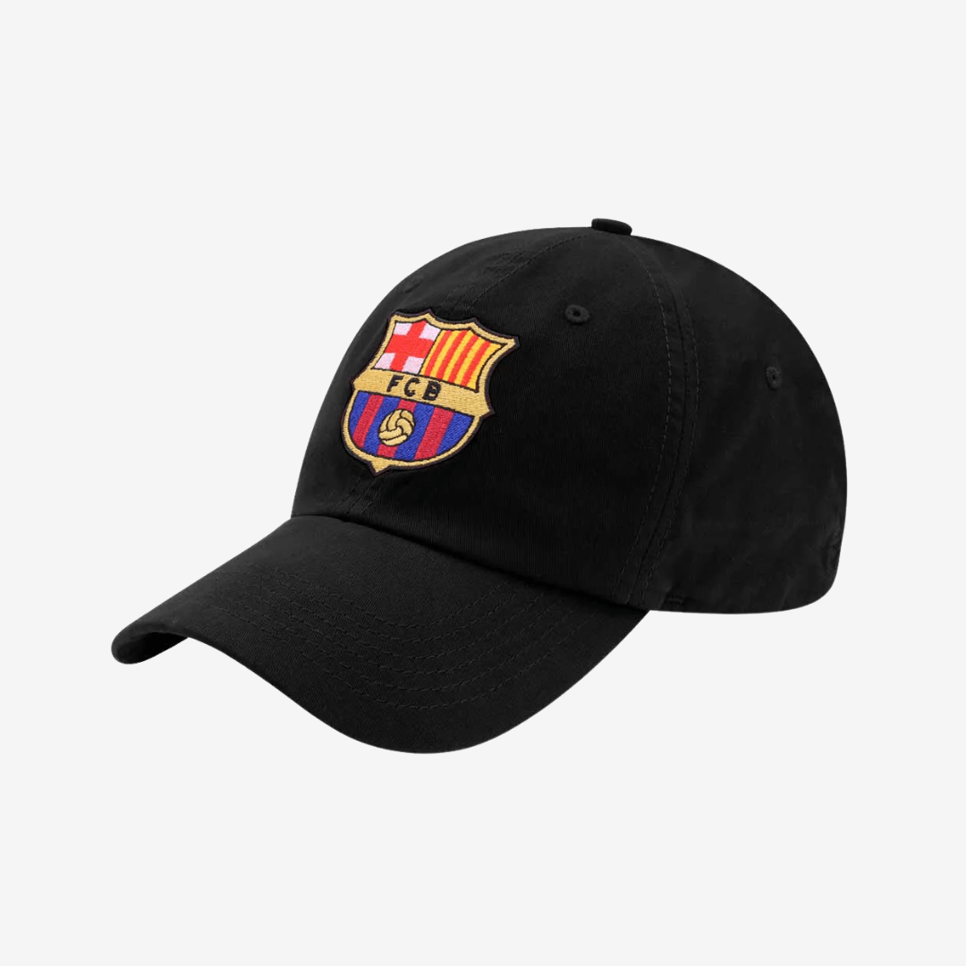 Boné Barcelona preto com bordado do escudo do clube, disponível na Olympic Store.