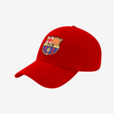 Boné Barcelona vermelho com logo do clube, ideal para fãs do futebol e promoção da Olympic Store.