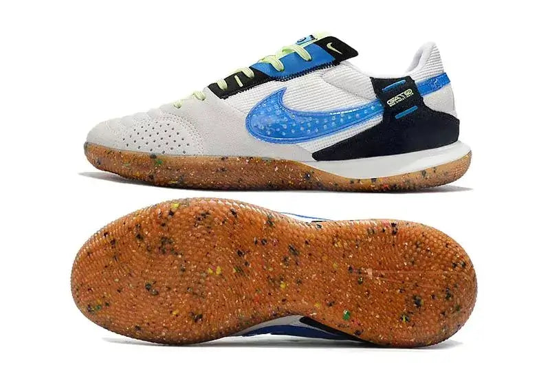 Chuteira Futsal Nike Street Gato IC Bege e Azul com design moderno e sola ideal para futsal em pisos internos.