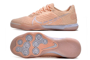 Chuteira Futsal Nike React Gato IC - Salmão com design leve e sola de alta tração ideal para jogadas rápidas no futsal.